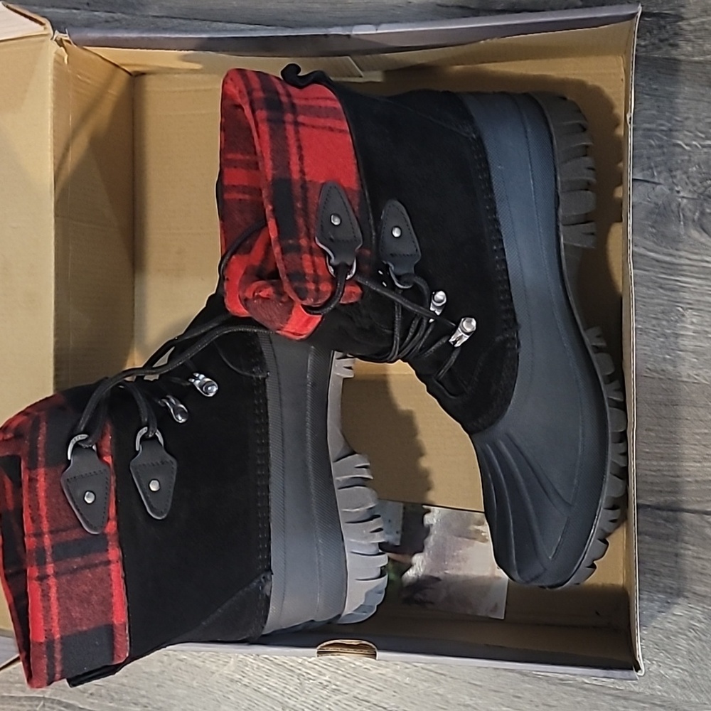 New with BOX Bearpaw boots size 8
